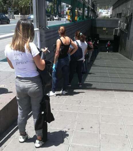 Imagen captada estos días de la cola en la Estación de San Telmo para retirar las tarjetas o bonos (Foto TA)